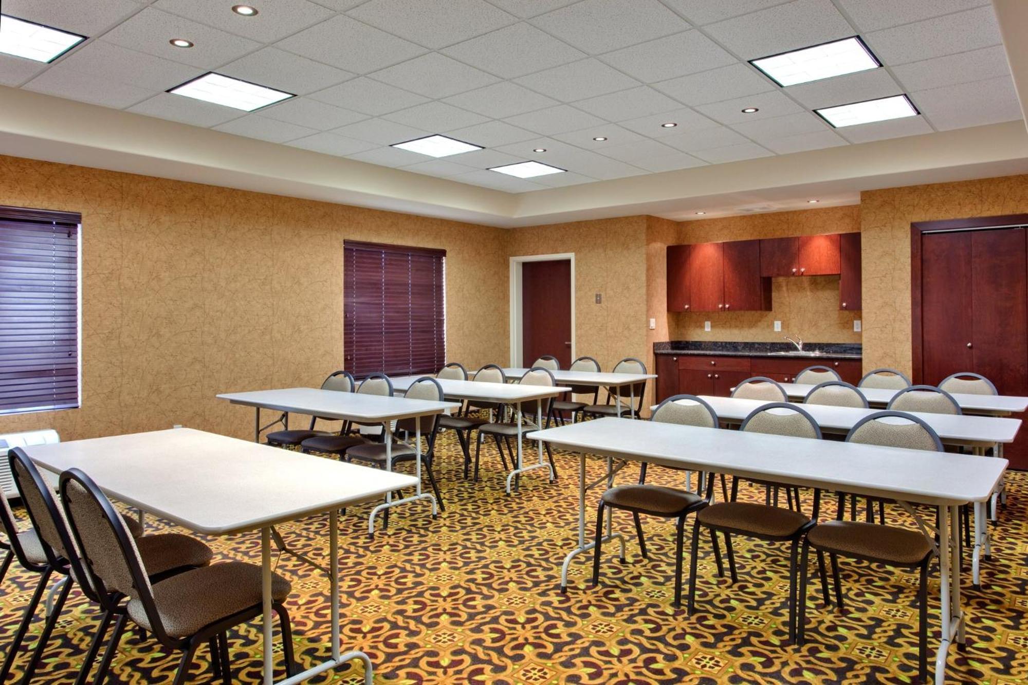 Holiday Inn Express & Suites Whitecourt By Ihg Zewnętrze zdjęcie